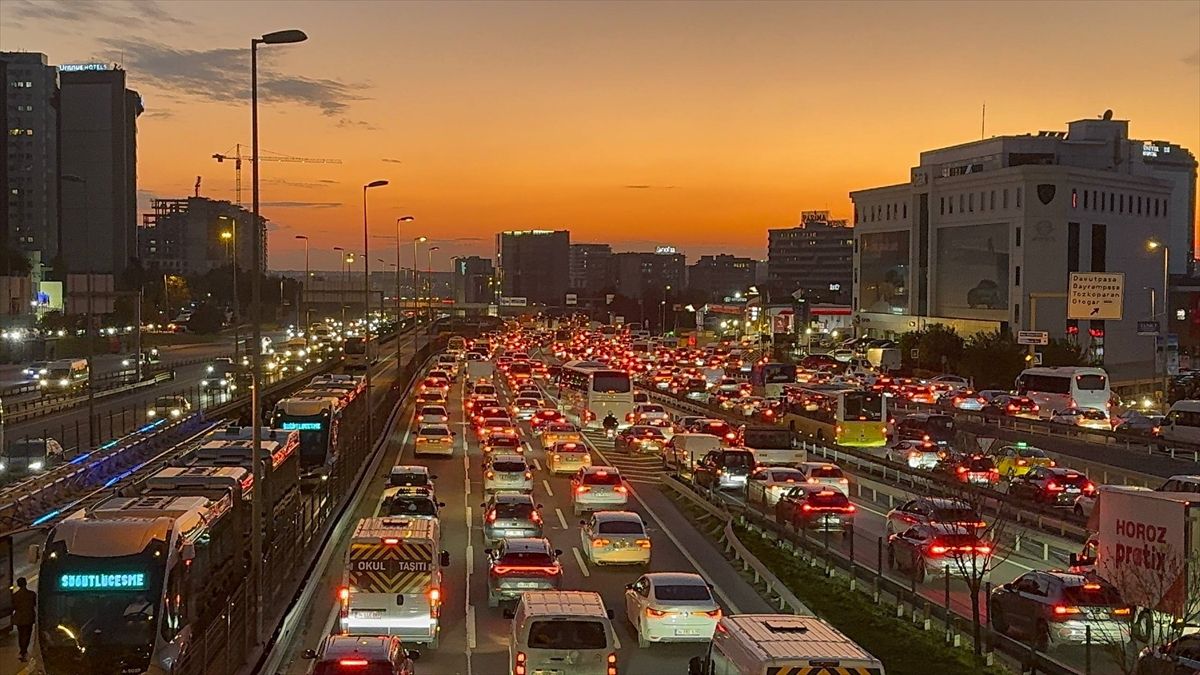 İstanbul\'da trafik yoğunluğu yüzde 80\'e çıktı