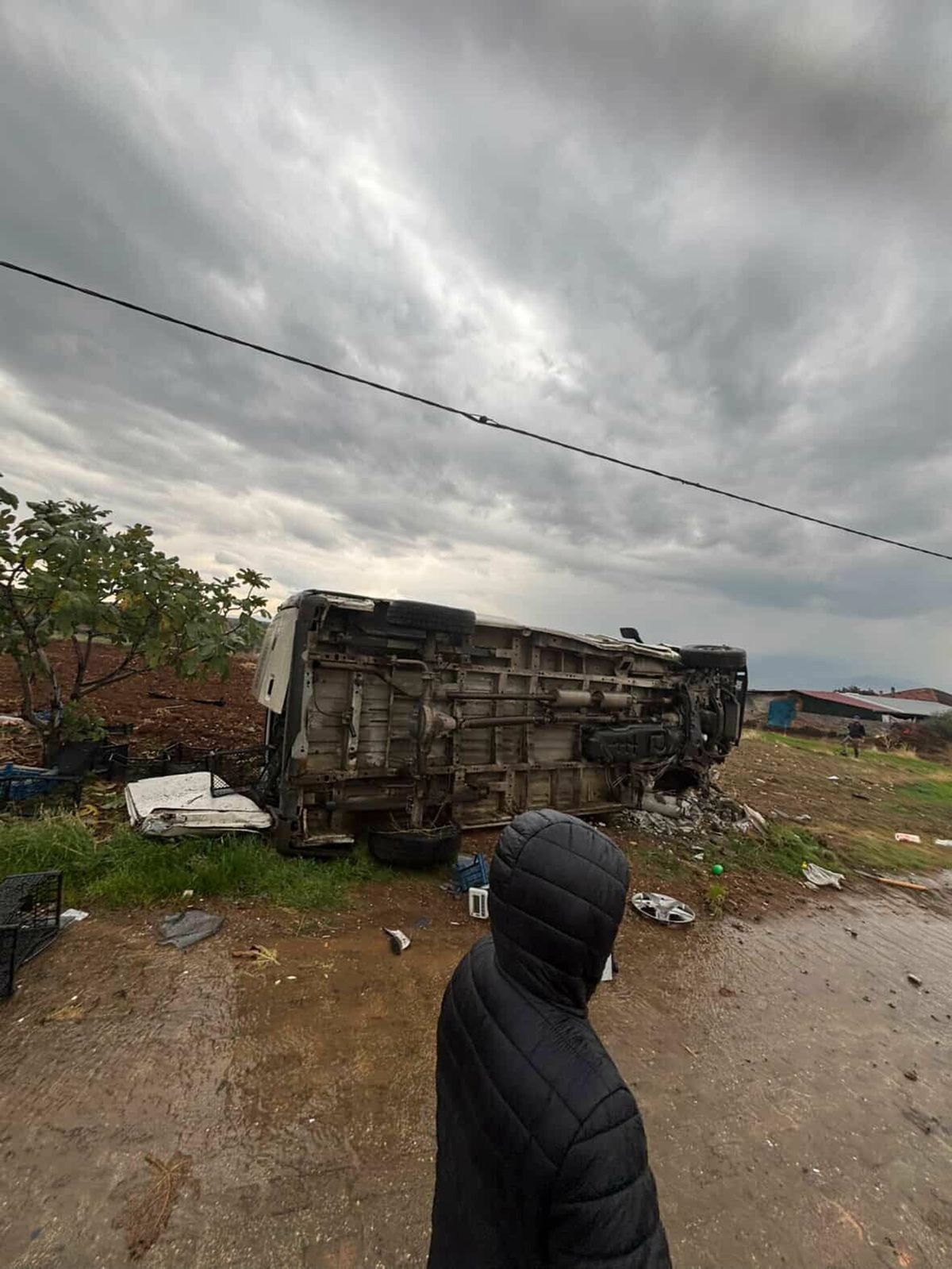 Yağışlı Havada Kamyonet Devrildi: 1 Ölü, 1 Yaralı