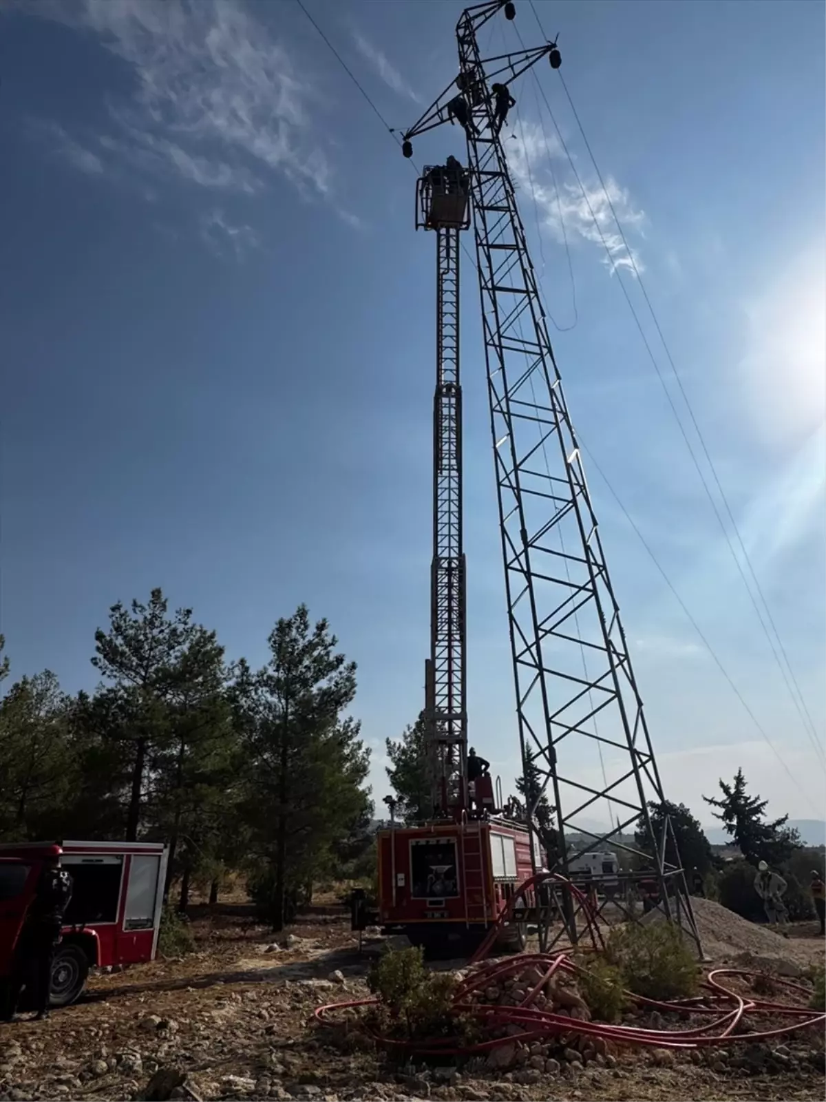 Mersin\'de Elektrik Direğinde Mahsur Kalan İşçi Kurtarıldı