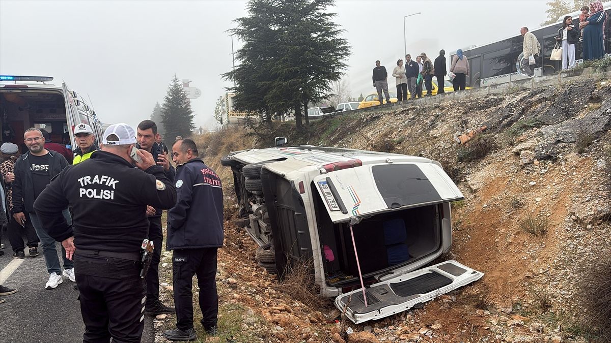 Menteşe\'de Yolcu Minibüsü Devrildi