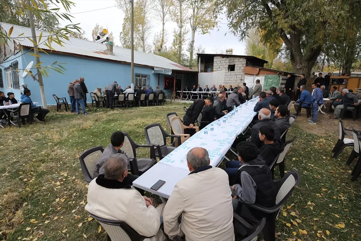 Muş Valisi Çakır, köyde muhtarların taleplerini dinledi