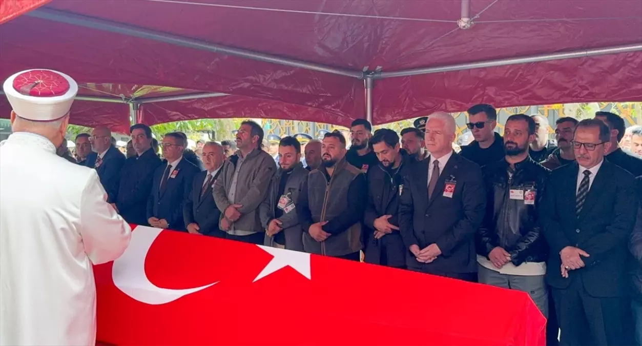 Osmaniye\'de kalp krizi geçirerek şehit olan polis memuru son yolculuğuna uğurlandı