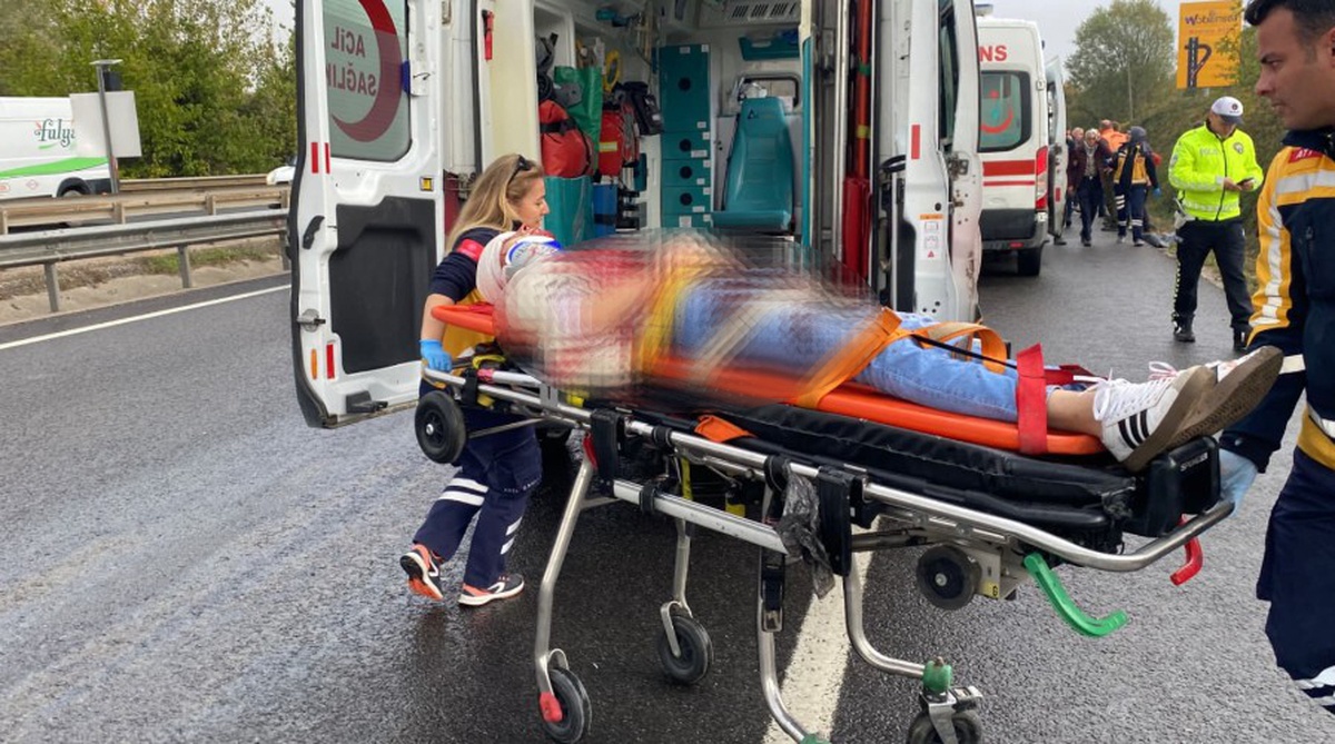 Otomobil TIR\'ın altına girdi; yaralı sürücü, hastaneye gelen annesini sakinleştirmeye çalıştı