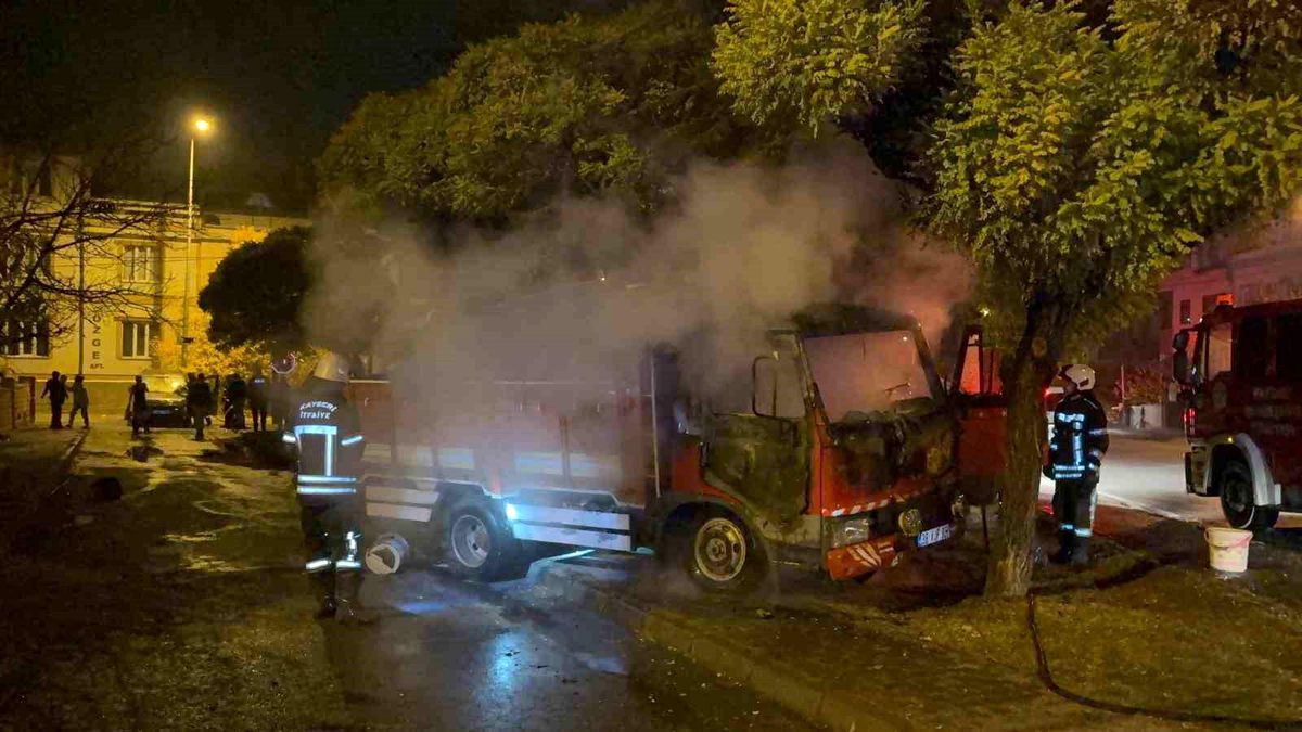Kayseri\'de Park Halindeki Araçlar Alev Aldı