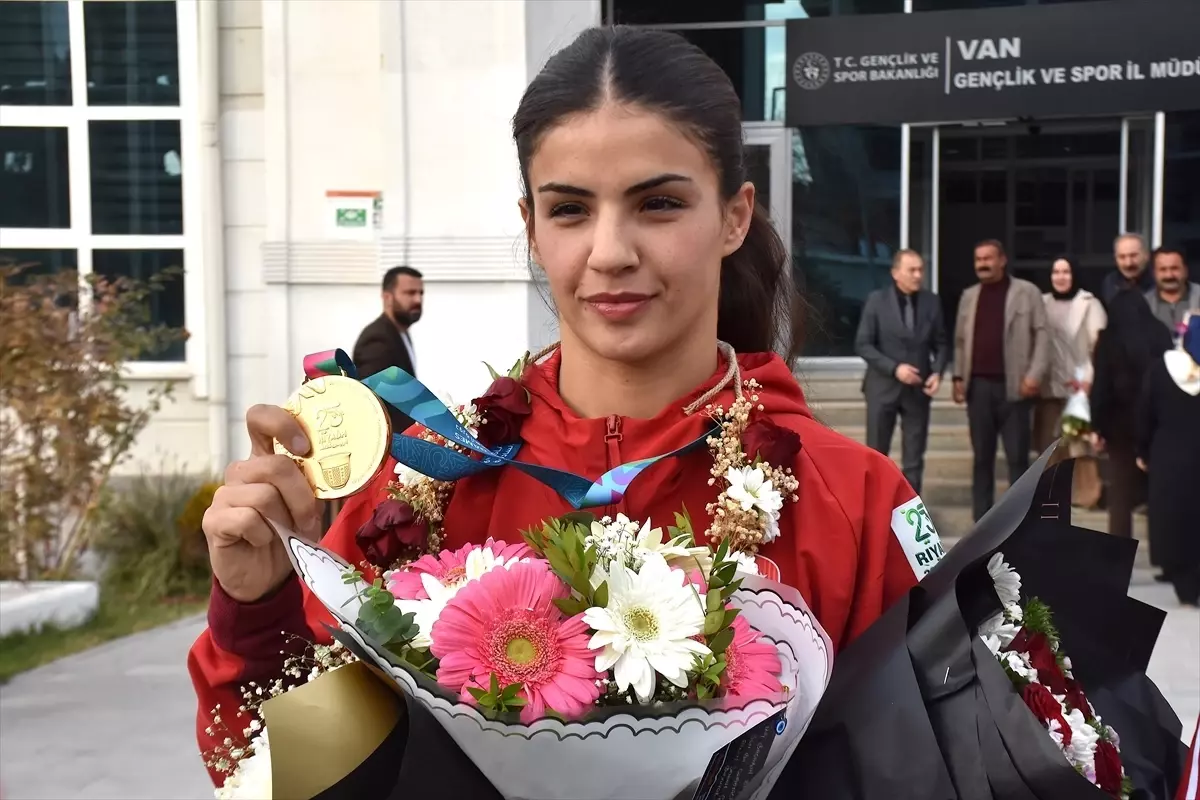 Evin Erginoğuz, Altın Madalya ile Van\'a Döndü