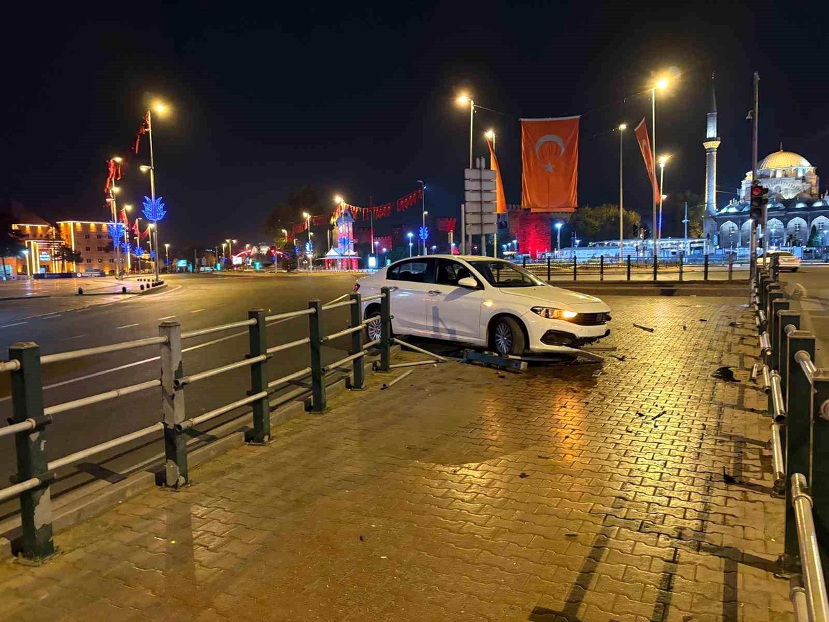 Kayseri\'de Uyuyan Sürücü Bariyerlere Girdi