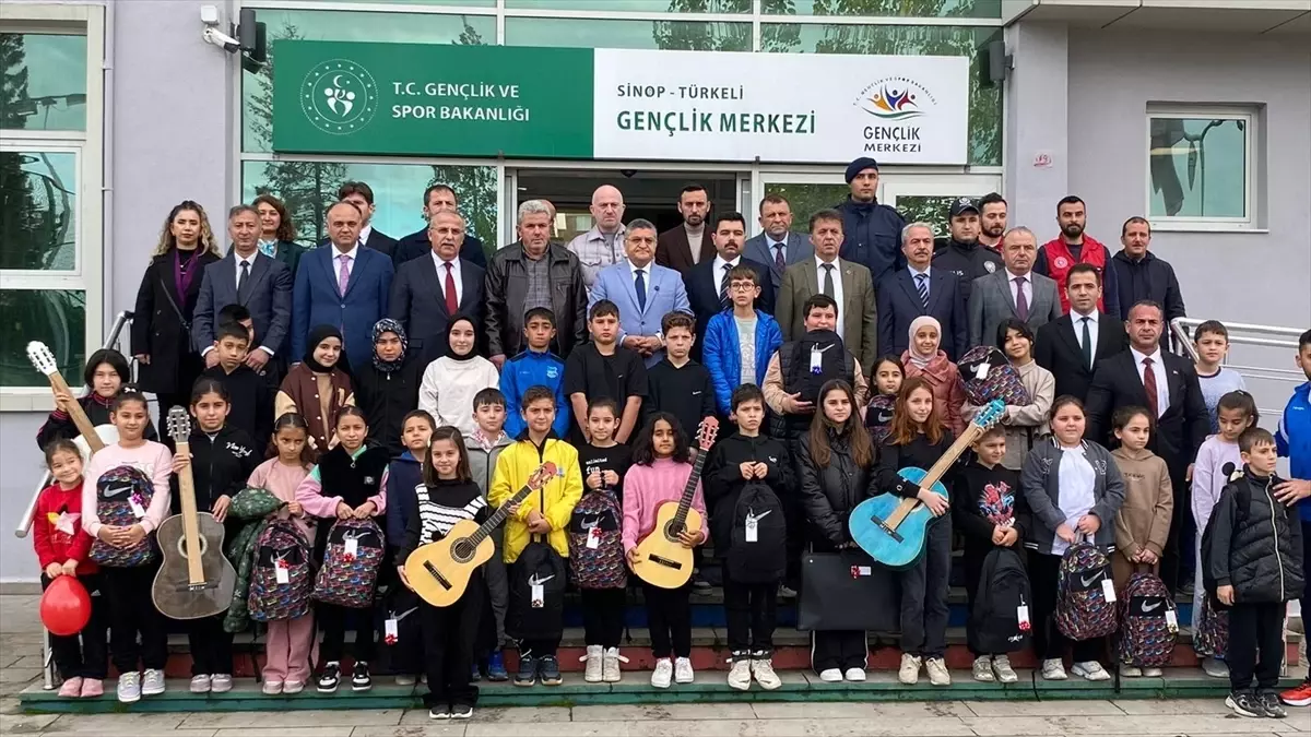 Öğrencilere Sanat ve Spor Malzemeleri Dağıtıldı