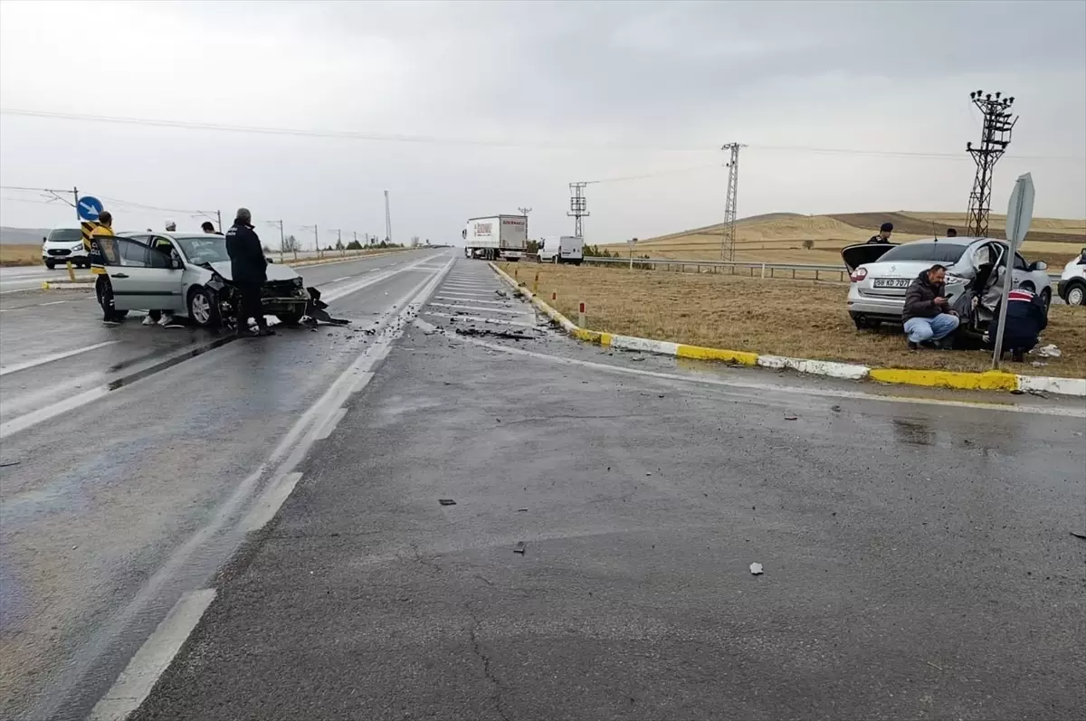 Sivas\'ta Trafik Kazası: 1 Ölü, 5 Yaralı