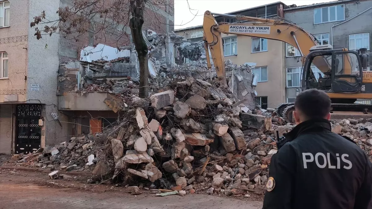 İstanbul\'da Bina Yıkımı Sırasında Hasar