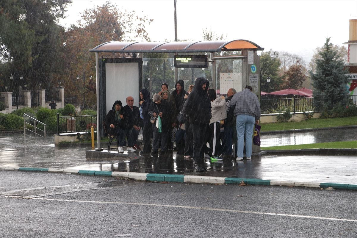 Tekirdağ\'da Sağanak Yağış Hayatı Olumsuz Etkiledi