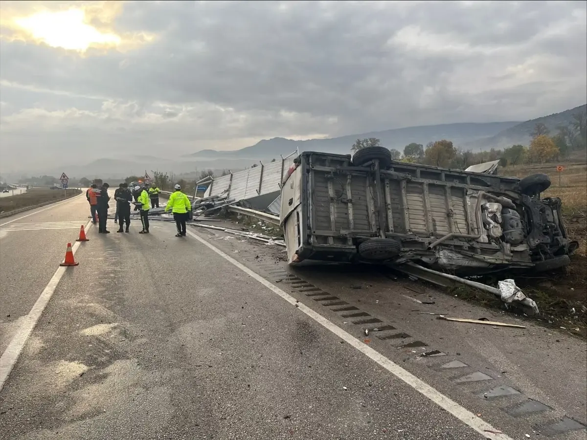 Niksar\'da Minibüs ile Kamyonet Çarpıştı