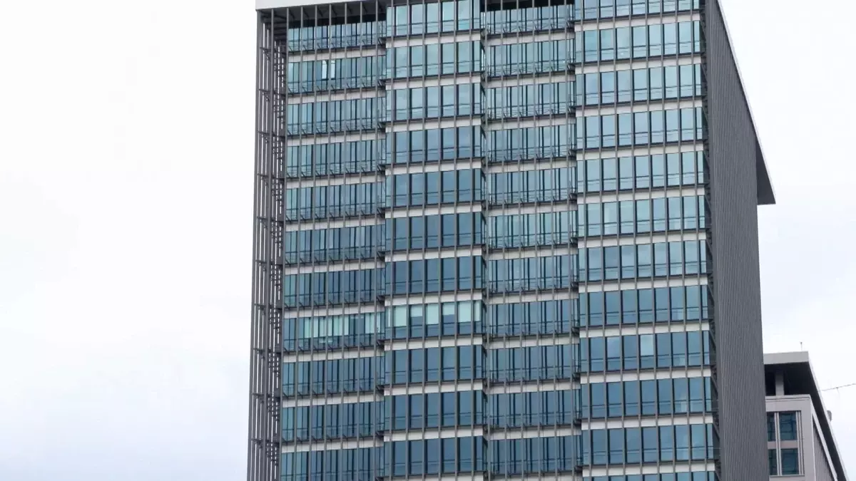 Yürekleri ağza getiren görüntü! Ekmek parası için çıktıkları metrelerce yükseklikte böyle savruldular