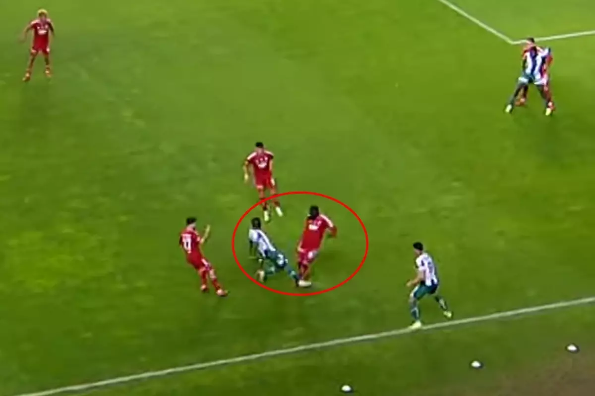 Bahis oynadığı ortaya çıkan futbolcunun gördüğü kırmızı kart ve yaptığı harekete bakın