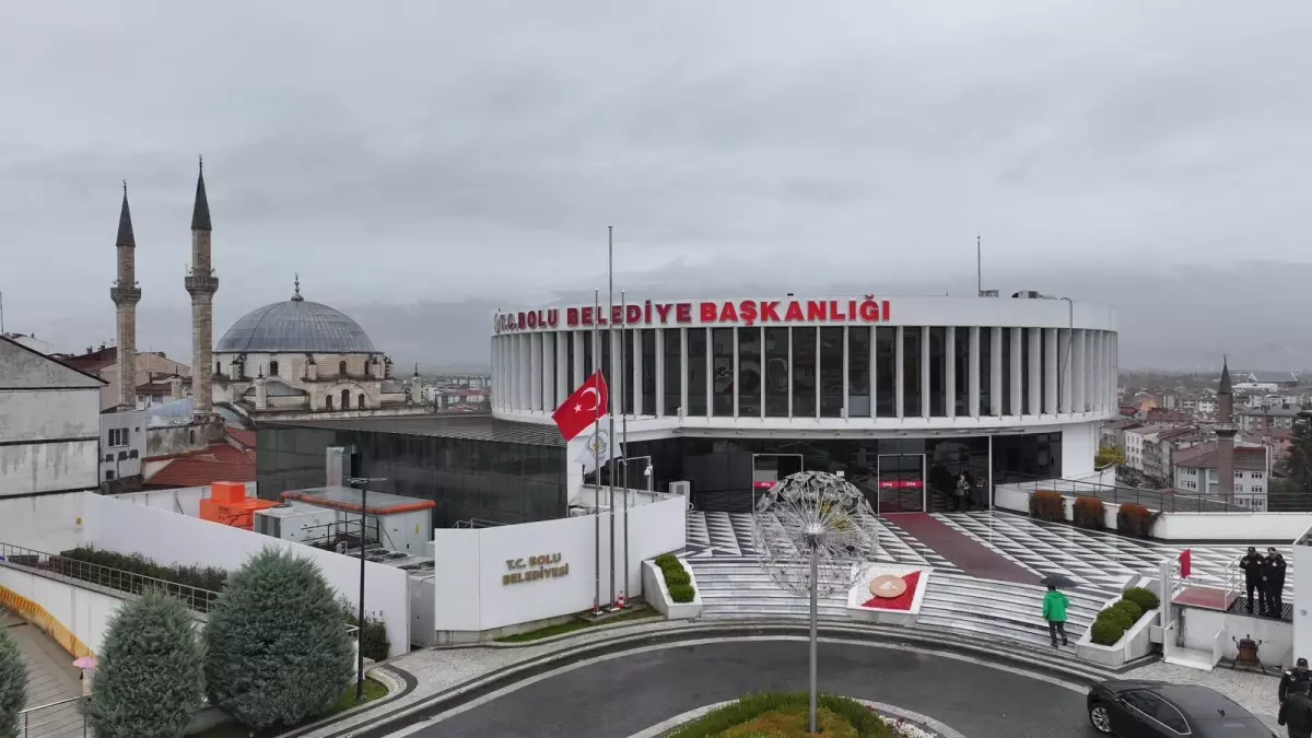 Bolu Belediyesi önündeki Türk bayrakları yarıya indirildi