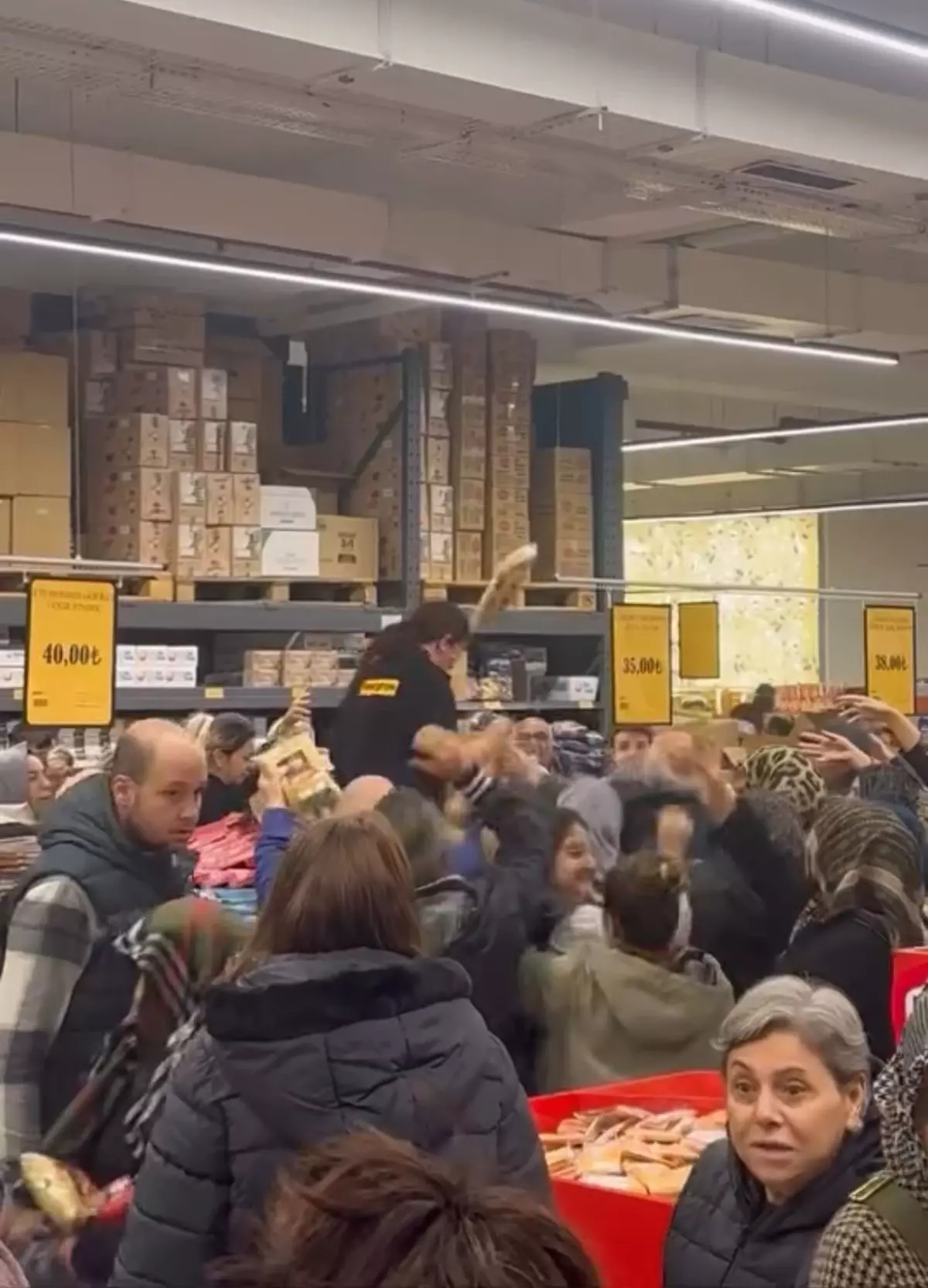 Zincir market indirim yaptı, vatandaşlar birbirini ezdi