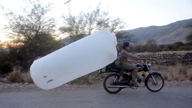 Çaresizlik neler yaptırıyor! Naylon torbalara doldurup evlerinde kullanıyorlar