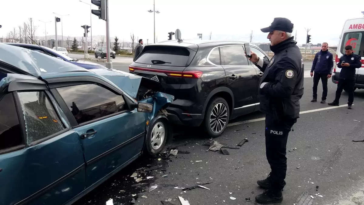 Erzurum\'da Zincirleme Kaza: 2 Yaralı