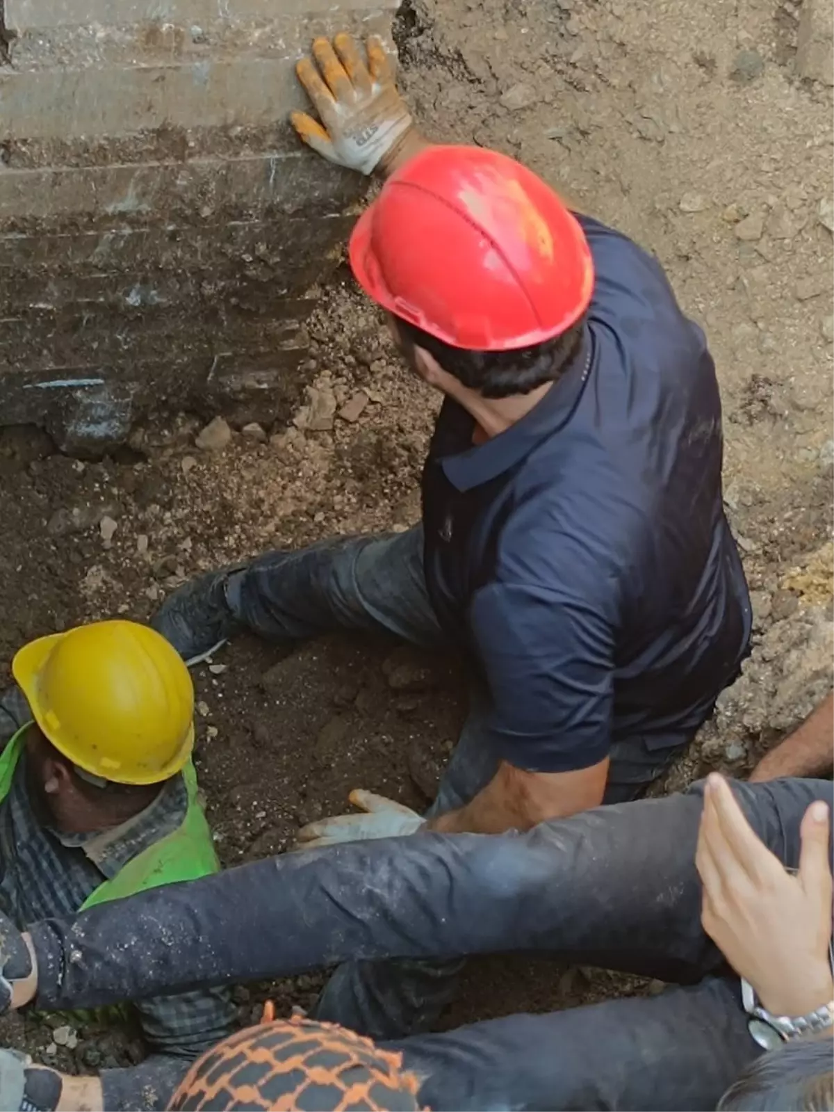 Antakya\'da Toprak Kayması: İşçi Kurtarıldı