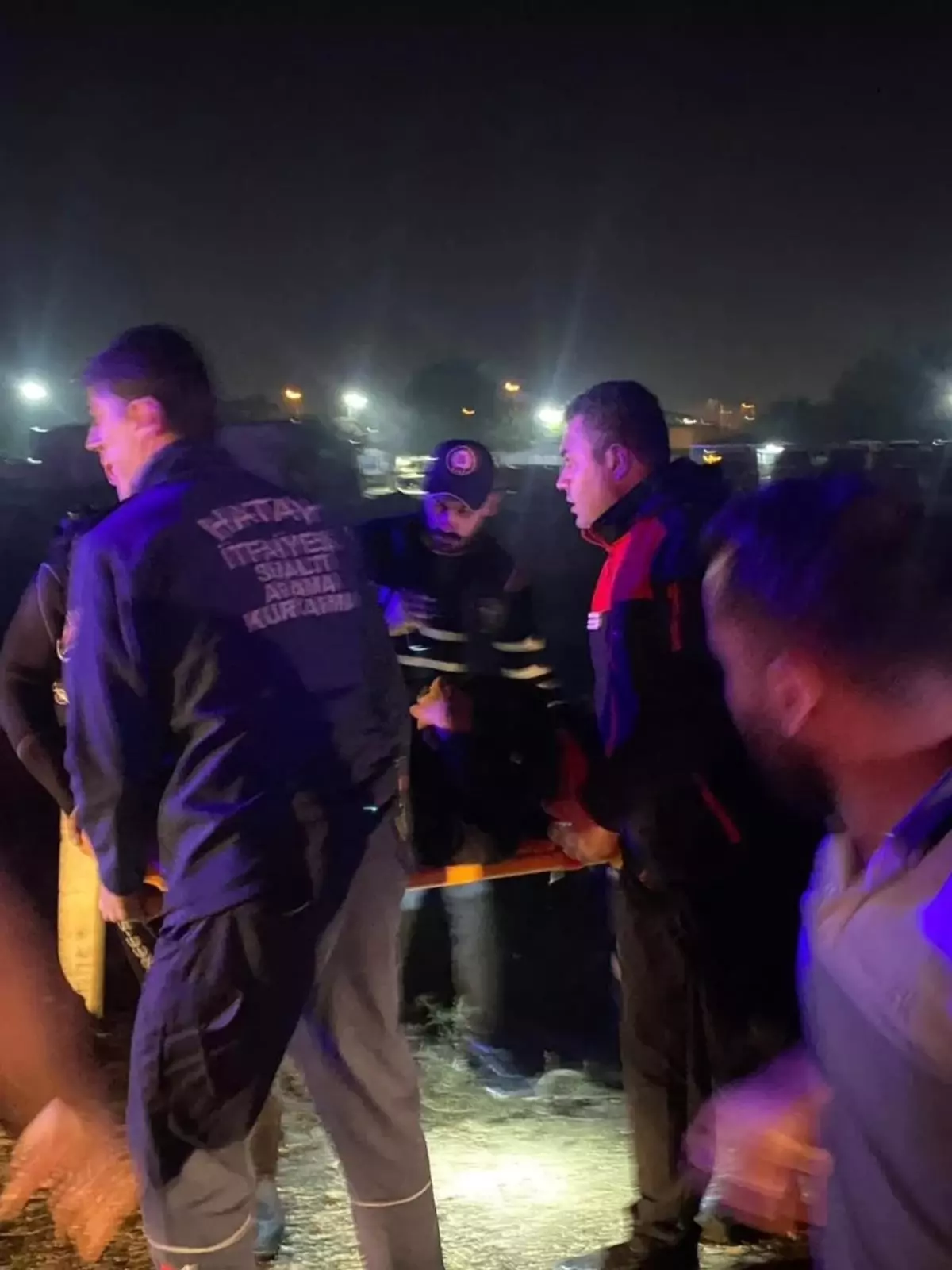 Hatay\'da Göçmen Taşıyan Araç Nehirde Devrildi