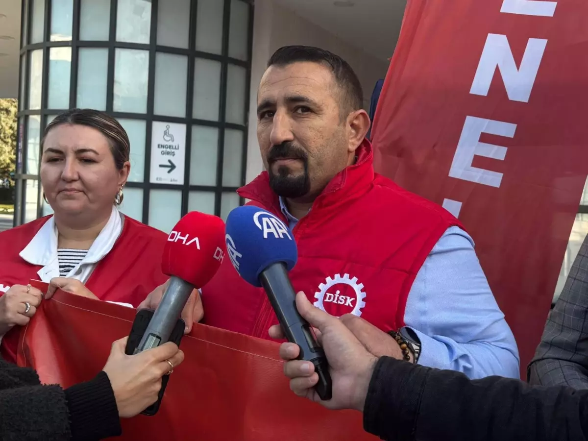 İzmir\'de İşçiler Sosyal Hakları İçin Eylemde