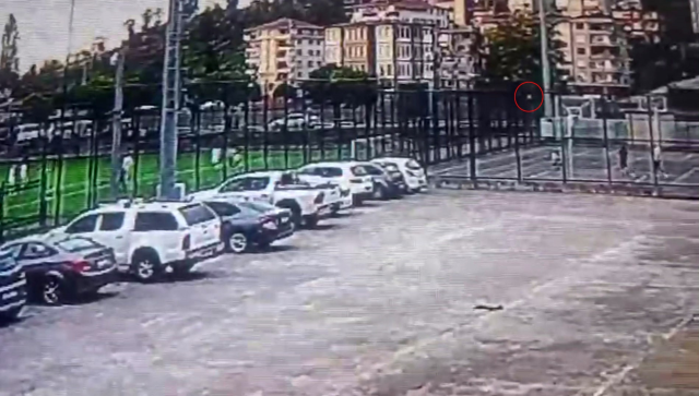 Maçta gol atmak isterken yanlışlıkla inanılmazı başardı Maçta gol atmak isterken yanlışlıkla inanılmazı başardı