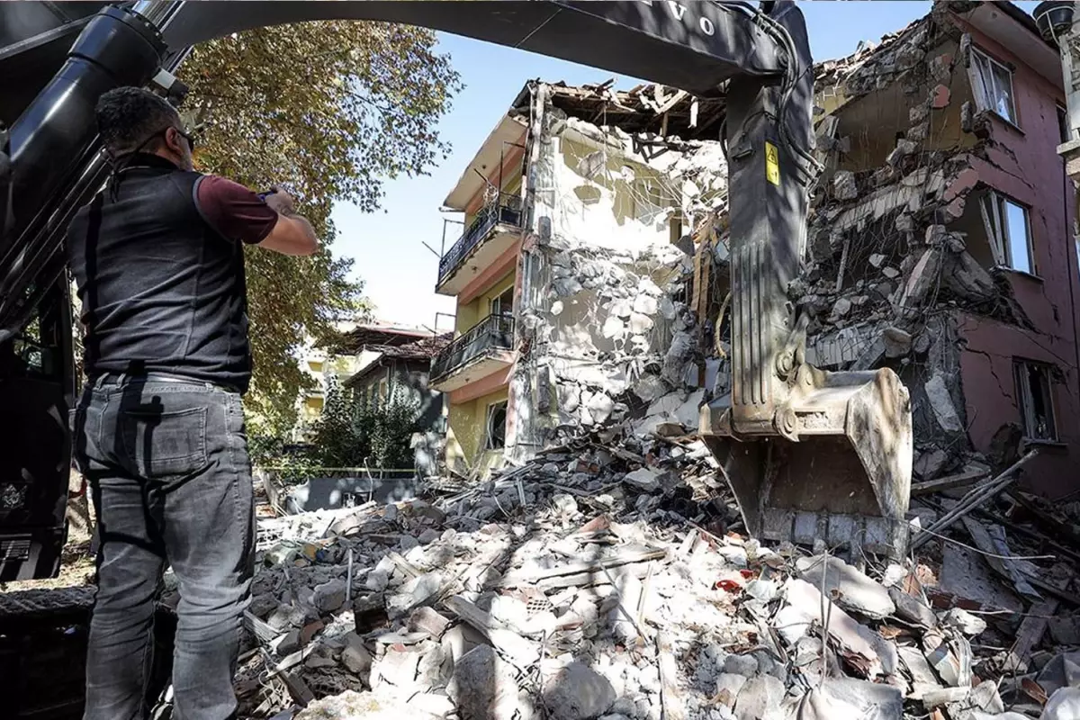 Sındırgı\'da 17 bin artçı deprem sonrası uzman psikologdan toplumsal travma uyarısı