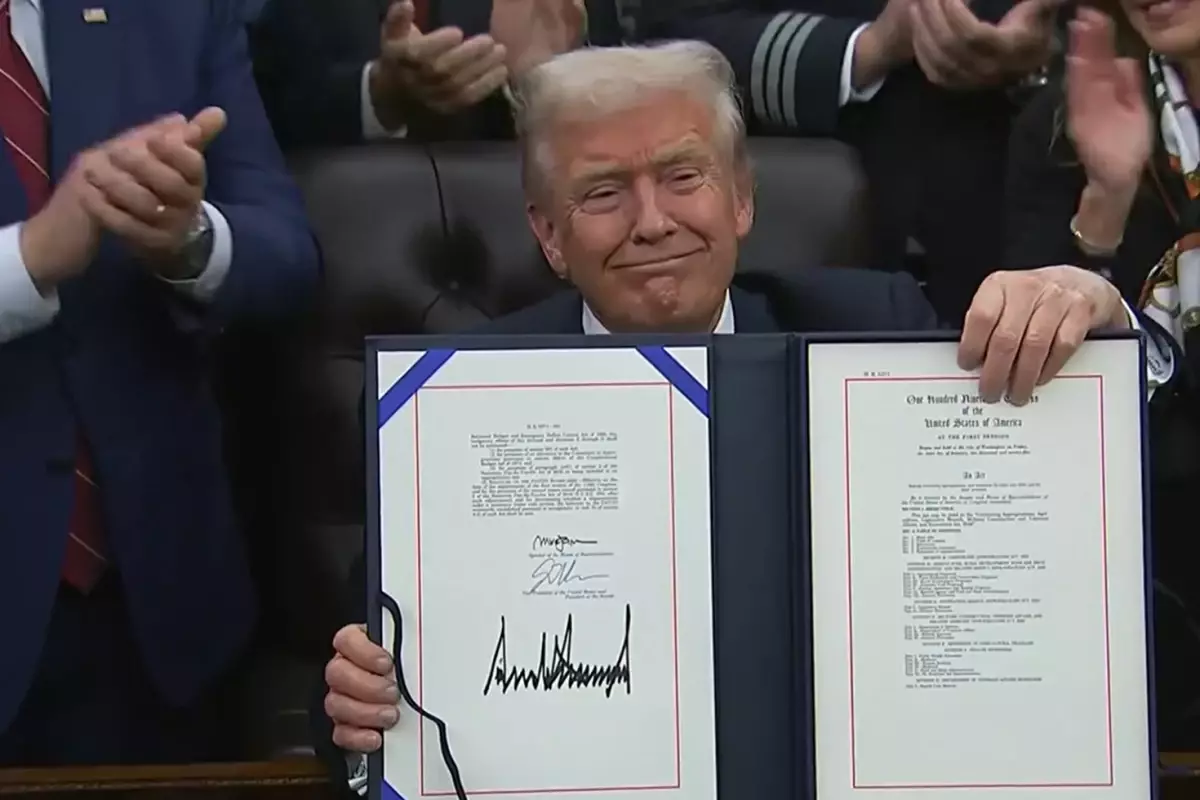 ABD\'de hükümet 43 gün sonra açıldı! Trump imzayı attı