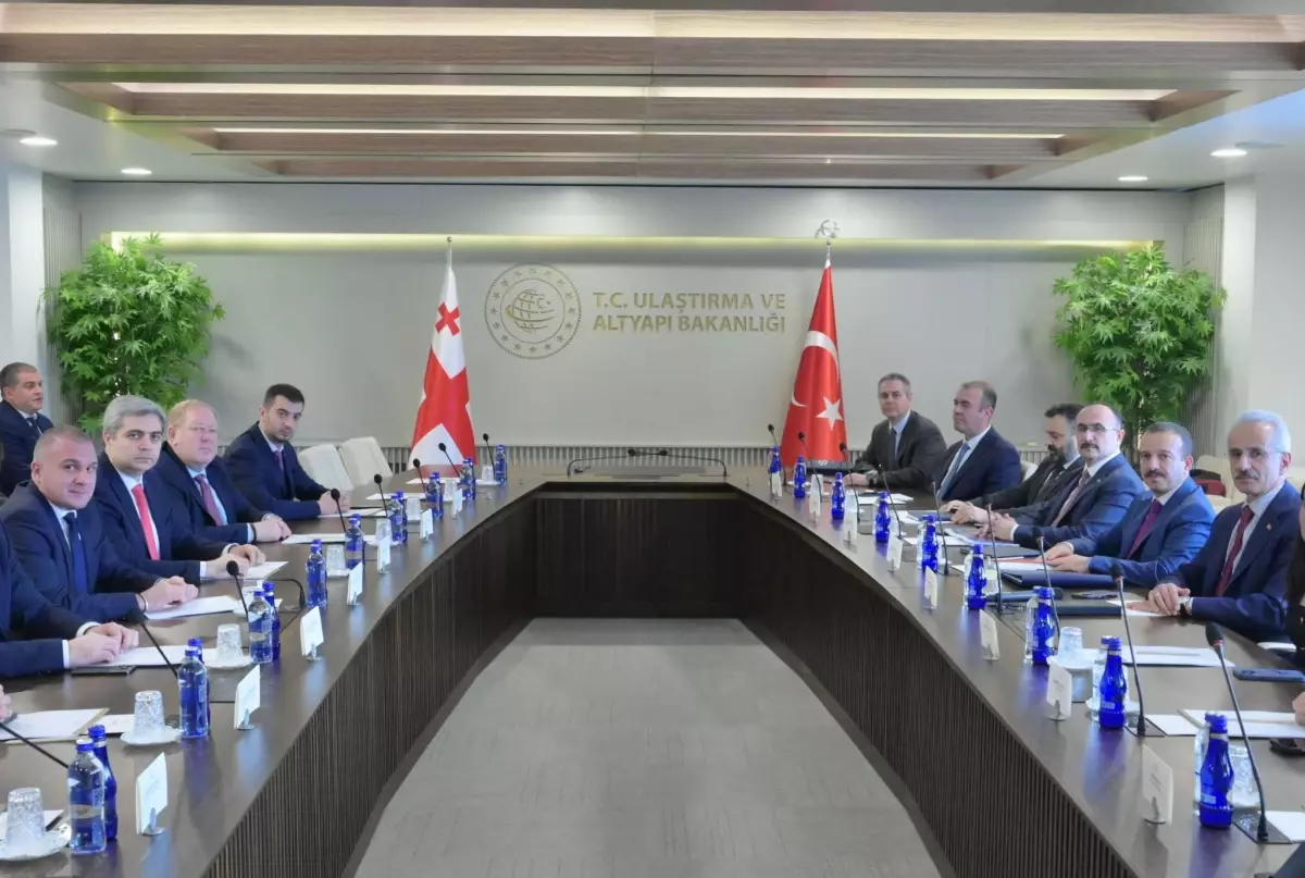 Bakan Uraloğlu, Gürcistan Altyapı Bakanı Sokhadze ile görüştü