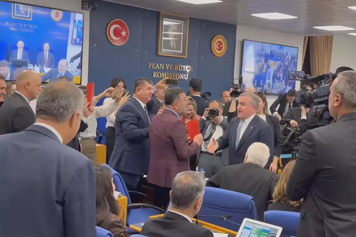 CHP\'liler kırmızı kart gösterdi, Bakan Bak "VAR"dan döner" dedi
