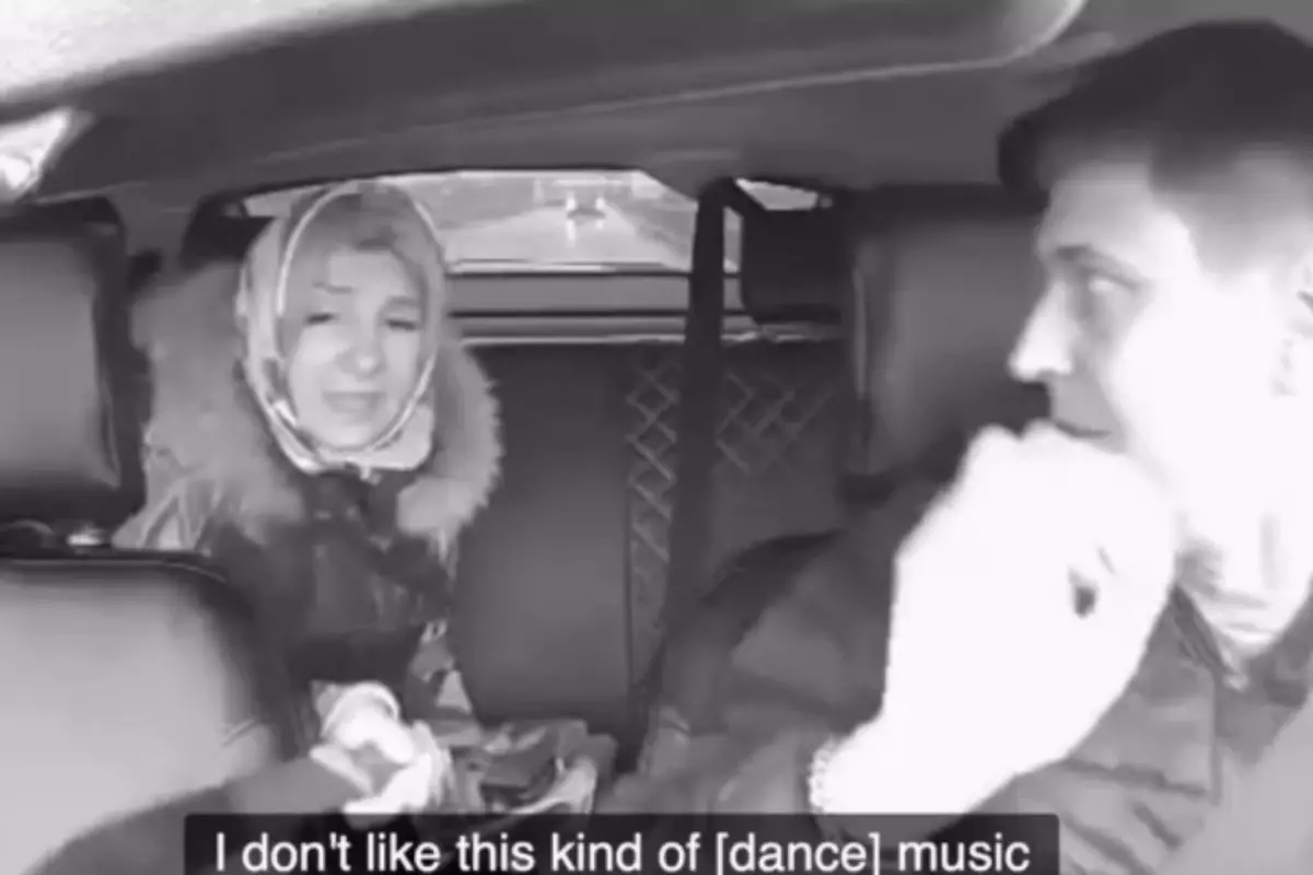 Dans müziğine dayanamayan kadın, şoförü maket bıçağı ile tehdit etti