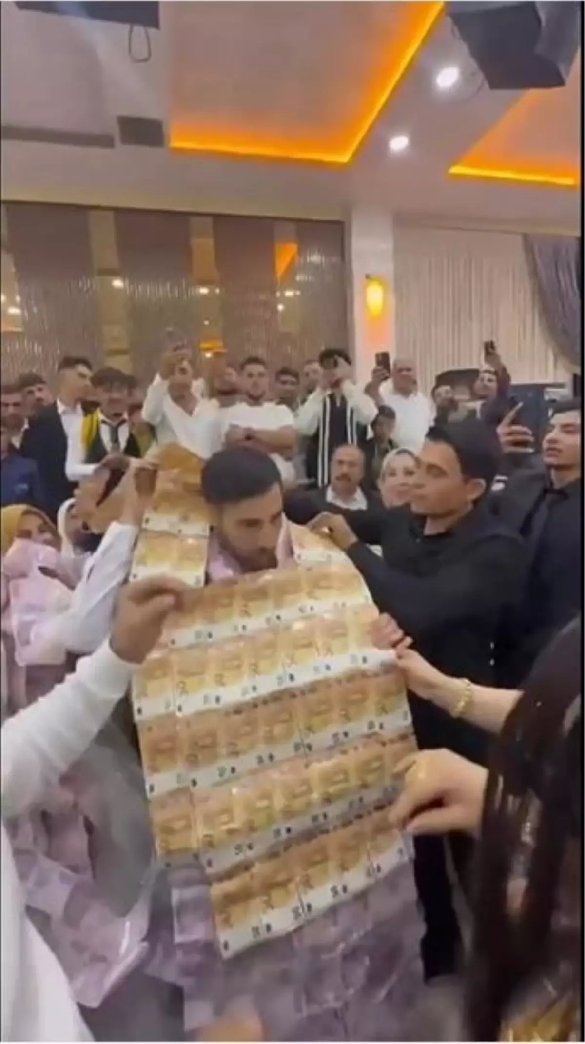 Düğünde gelin ve damada paradan yelek giydirip, taç taktılar