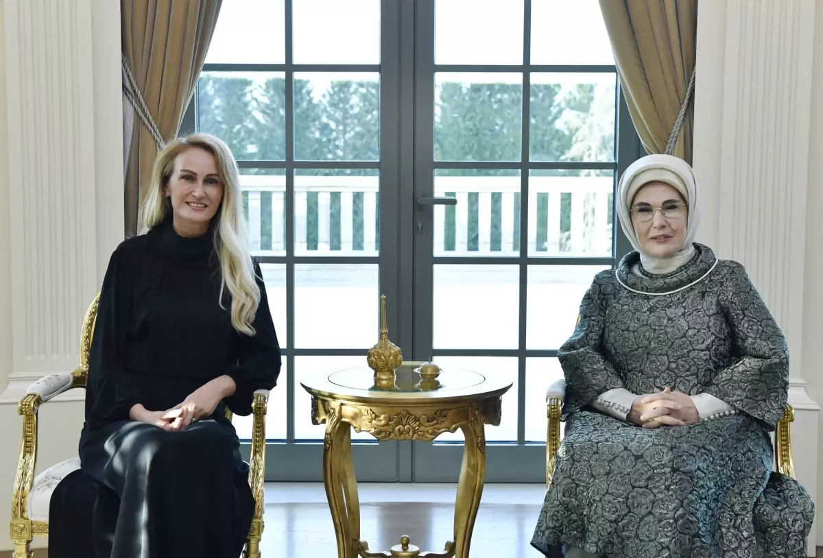 Emine Erdoğan, KKTC Cumhurbaşkanı\'nın eşi ile bir araya geldi
