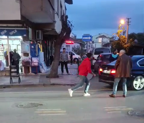 Eşiyle ilişkisi olduğunu iddia ettiği kişiyi defalarca bıçakladı; o anlar kamerada Eşiyle ilişkisi olduğunu iddia ettiği kişiyi defalarca bıçakladı; o anlar kamerada