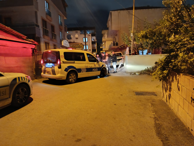 Eşiyle ilişkisi olduğunu iddia ettiği kişiyi defalarca bıçakladı; o anlar kamerada Eşiyle ilişkisi olduğunu iddia ettiği kişiyi defalarca bıçakladı; o anlar kamerada