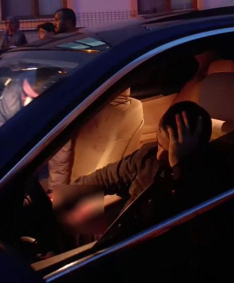 Eşiyle ilişkisi olduğunu iddia ettiği kişiyi defalarca bıçakladı; o anlar kamerada Eşiyle ilişkisi olduğunu iddia ettiği kişiyi defalarca bıçakladı; o anlar kamerada