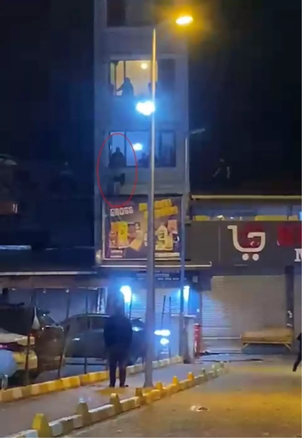 Komşusunu dövüp camdan attı