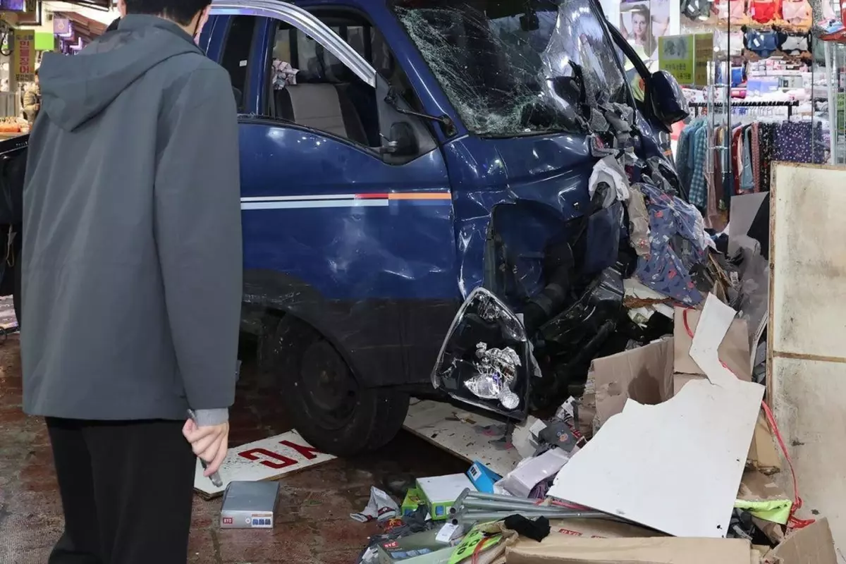 Güney Kore\'de pazar yerinde dehşet, araç kalabalığın arasına daldı