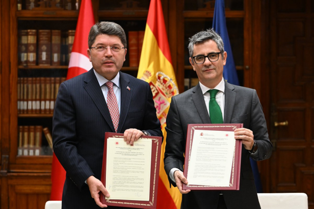 تماس دیپلماتیک برای روجین کبایش در اسپانیا! وزیر تونچ: رمزگشایی تلفن حیاتی است تماس دیپلماتیک برای روجین کبایش در اسپانیا! وزیر تونچ: رمزگشایی تلفن حیاتی است