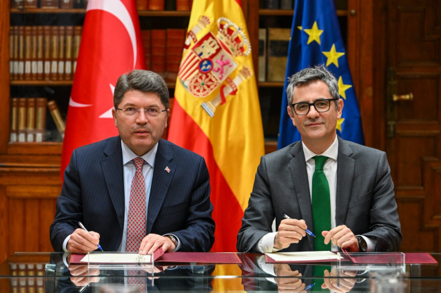 تماس دیپلماتیک برای روجین کبایش در اسپانیا! وزیر تونچ: رمزگشایی تلفن حیاتی است تماس دیپلماتیک برای روجین کبایش در اسپانیا! وزیر تونچ: رمزگشایی تلفن حیاتی است