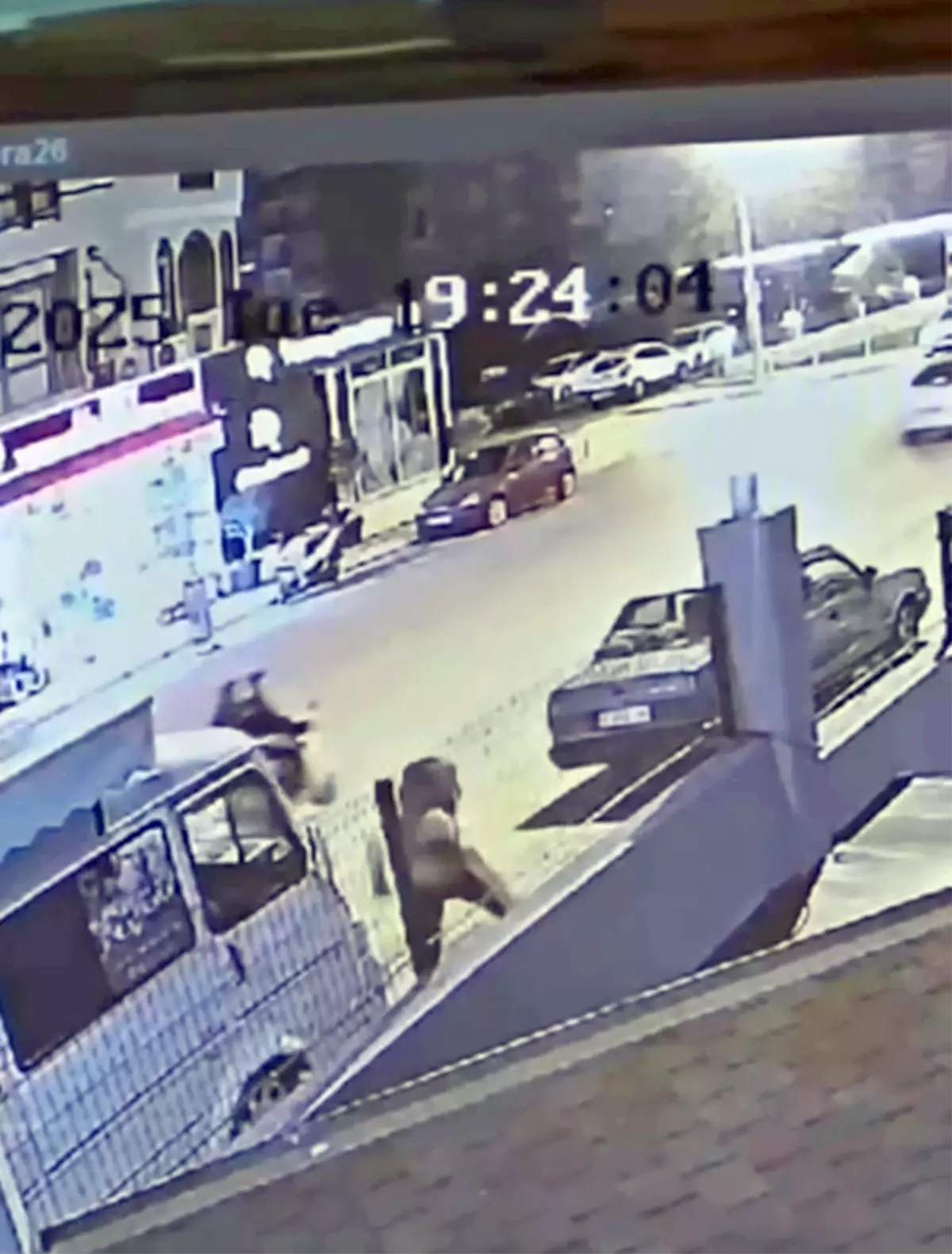 Kaldırımda yürüyen kadını darbedip, kesici aletle yaraladı