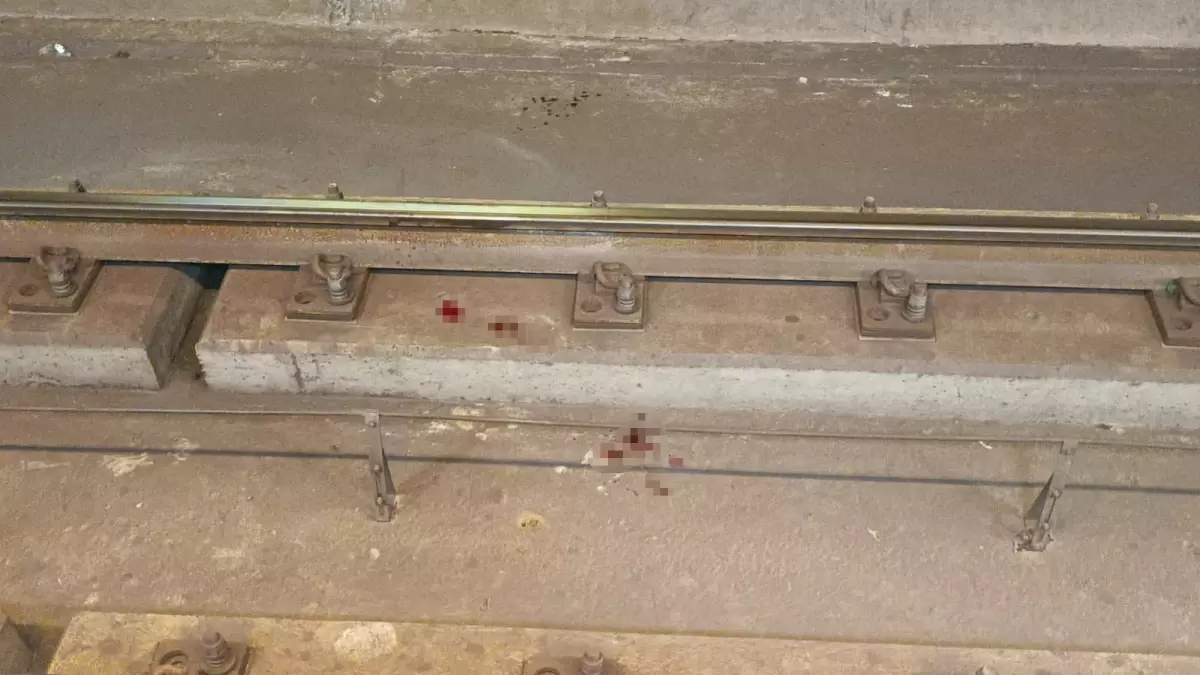 Metroda korku dolu anlar! Yolcu tren gelirken raylara atladı