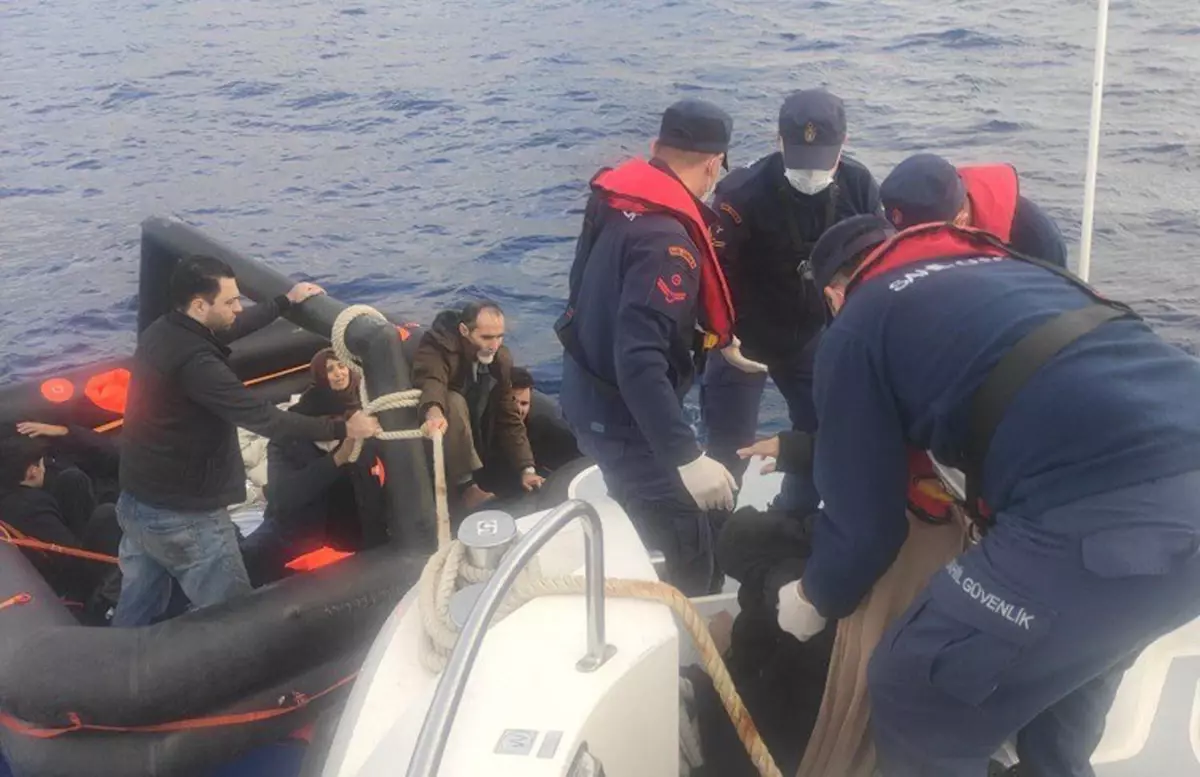 Marmaris\'te 12 Kaçak Göçmen Kurtarıldı