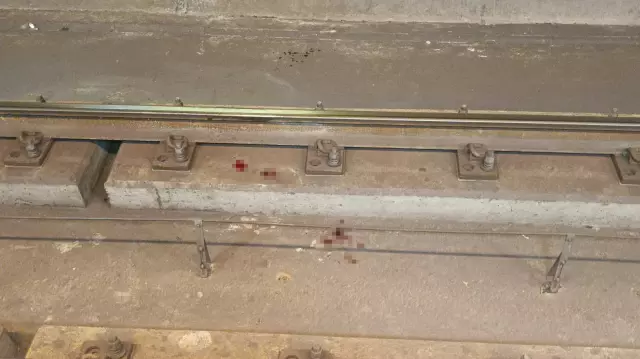 Metroda korku dolu anlar! Yolcu tren gelirken raylara atladı Metroda korku dolu anlar! Yolcu tren gelirken raylara atladı