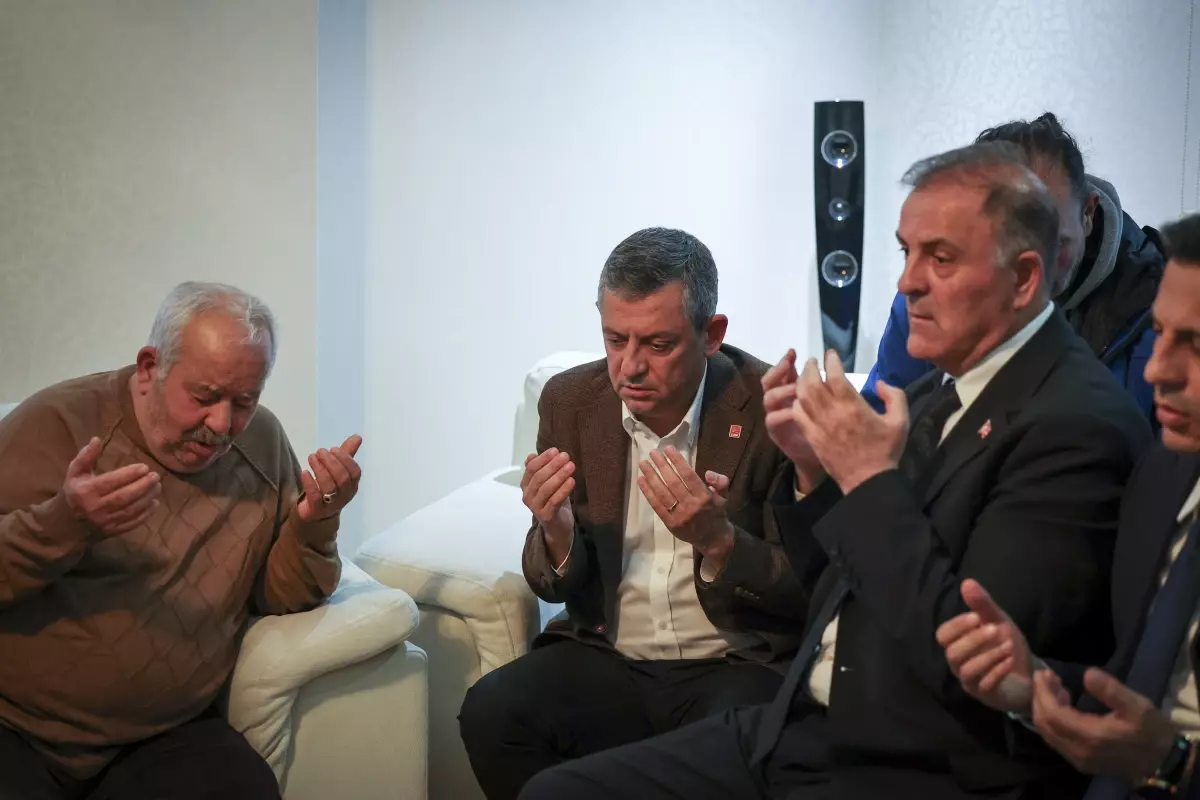 Özgür Özel\'den, şehit Gökhan Korkmaz\'ın ailesine taziye ziyareti