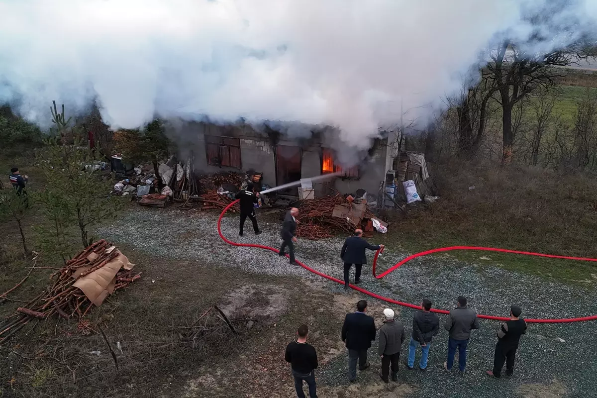 Sobaya su yerine benzin dökünce çıkan yangında yaralandı