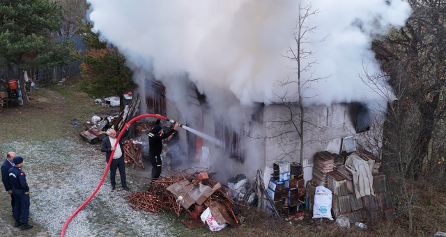 Sobaya su yerine benzin dökünce çıkan yangında yaralandı Sobaya su yerine benzin dökünce çıkan yangında yaralandı