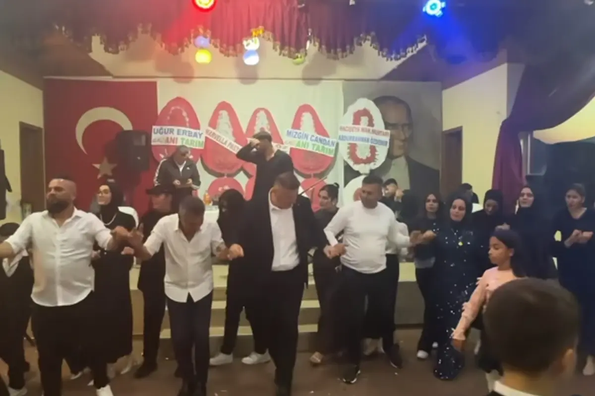 Türkiye 20 şehidine ağlarken belediye başkanı halaya durdu