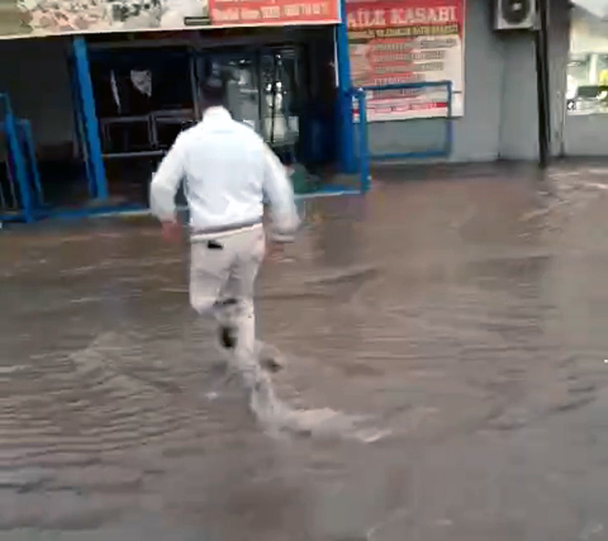 Adana\'da Sağanak Yağış Su Baskınları Yarattı