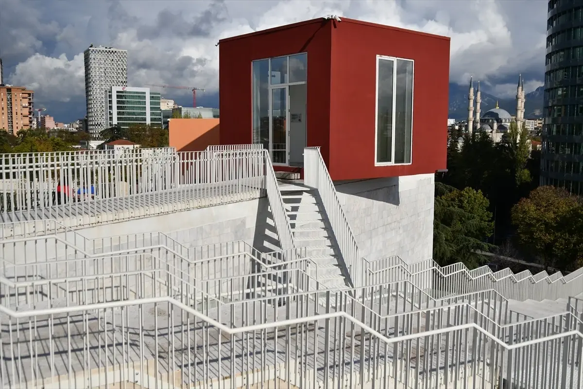 Arnavutluk\'ta komünizmin simgesinden cazibe merkezine dönüşen yapı: Tiran Piramidi