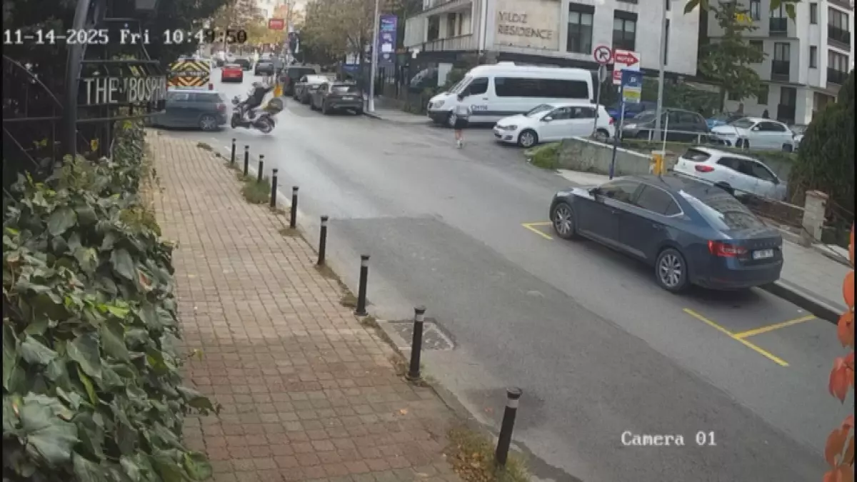 Beşiktaş\'ta Motosiklet, Ara Sokaktan Çıkan Araca Çarptı